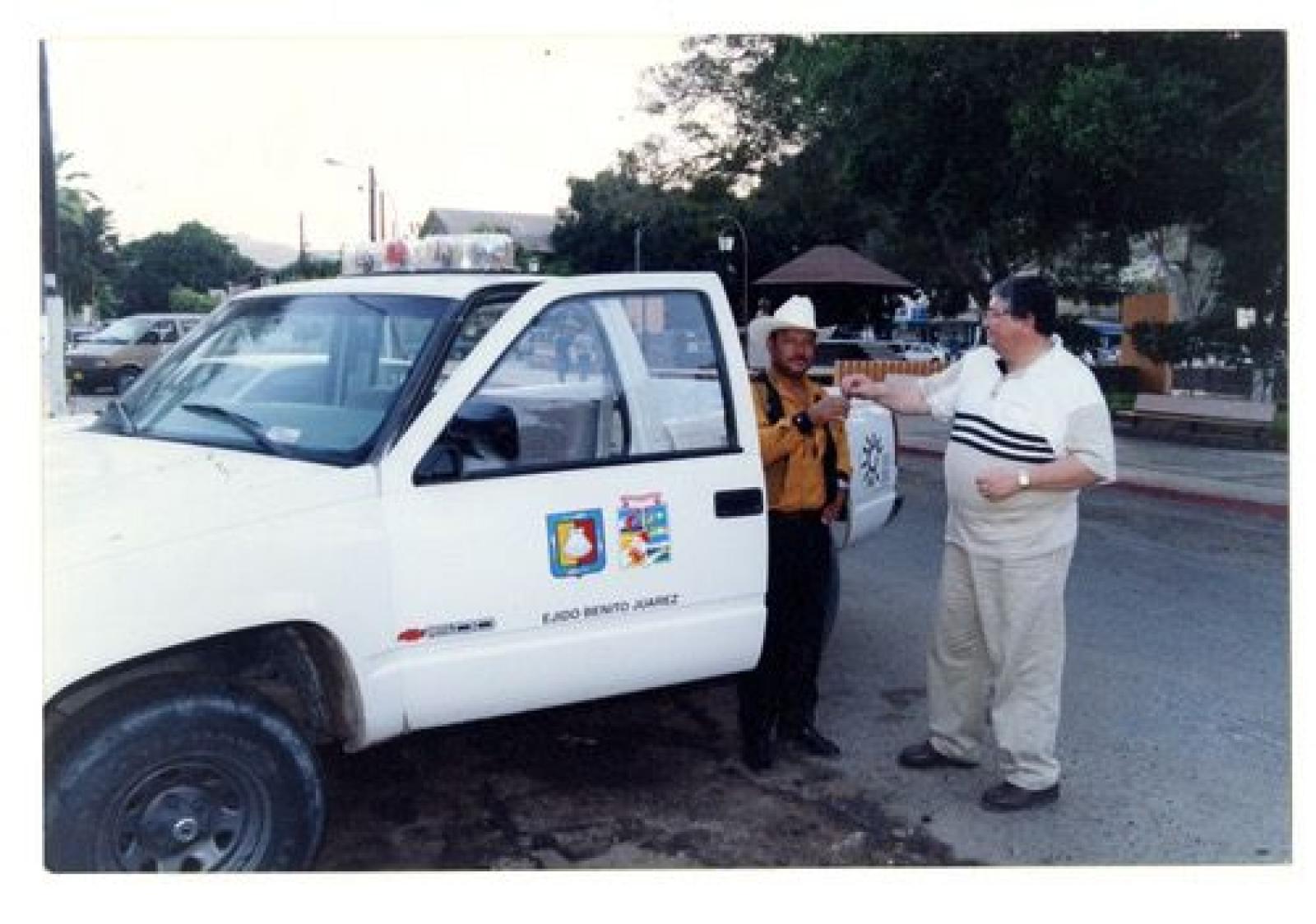Entrega de camioneta para ejido Benito Juárez.