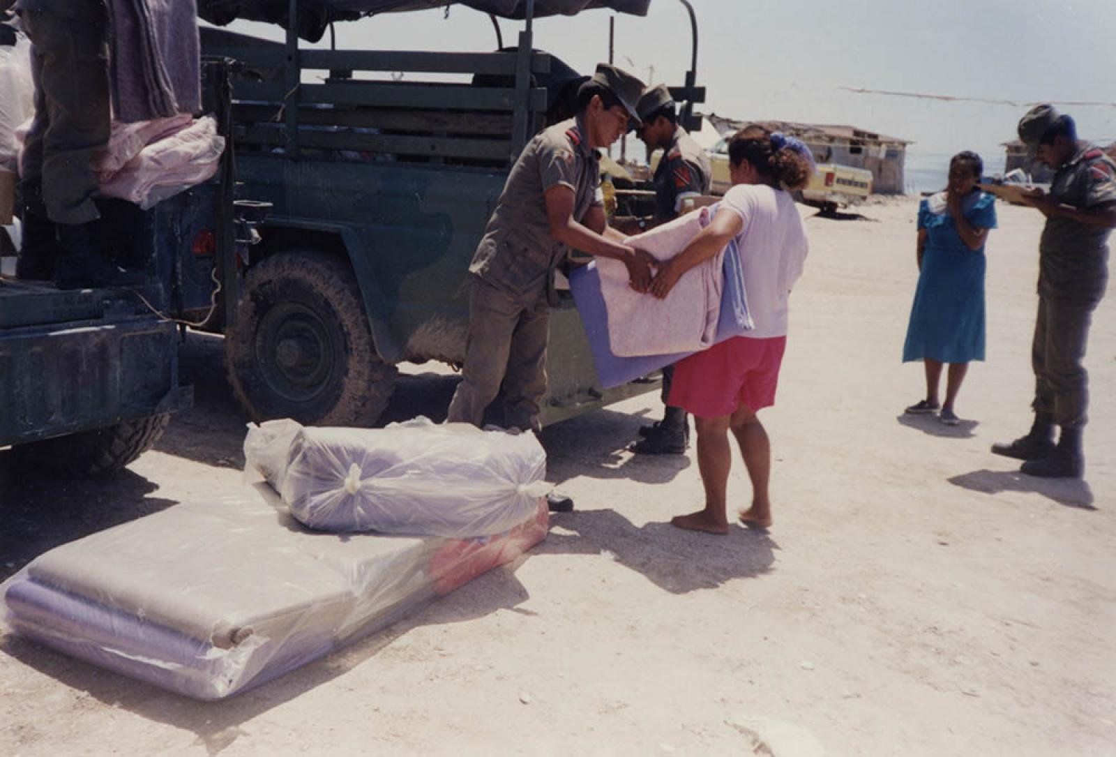Entrega de despensas, colchonetas y cobertores a la población de la localidad de San Ignacio, B.C.S.