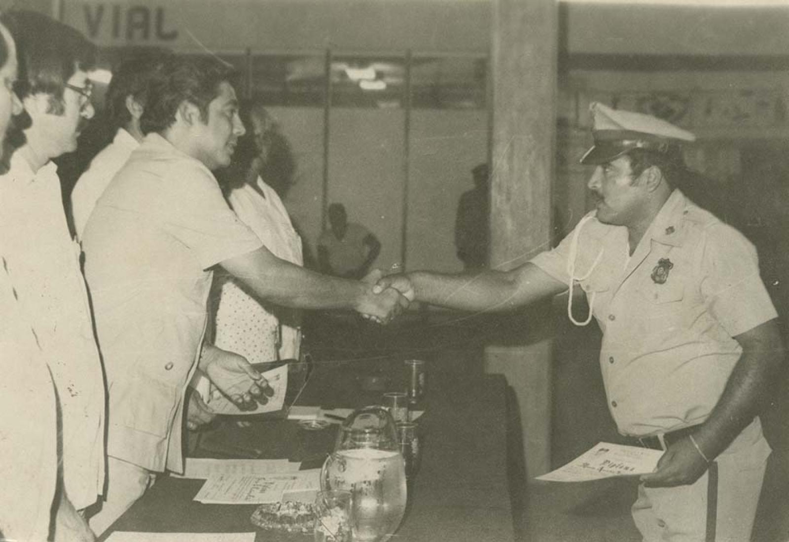 “Entrega de diploma a agente de tránsito.”