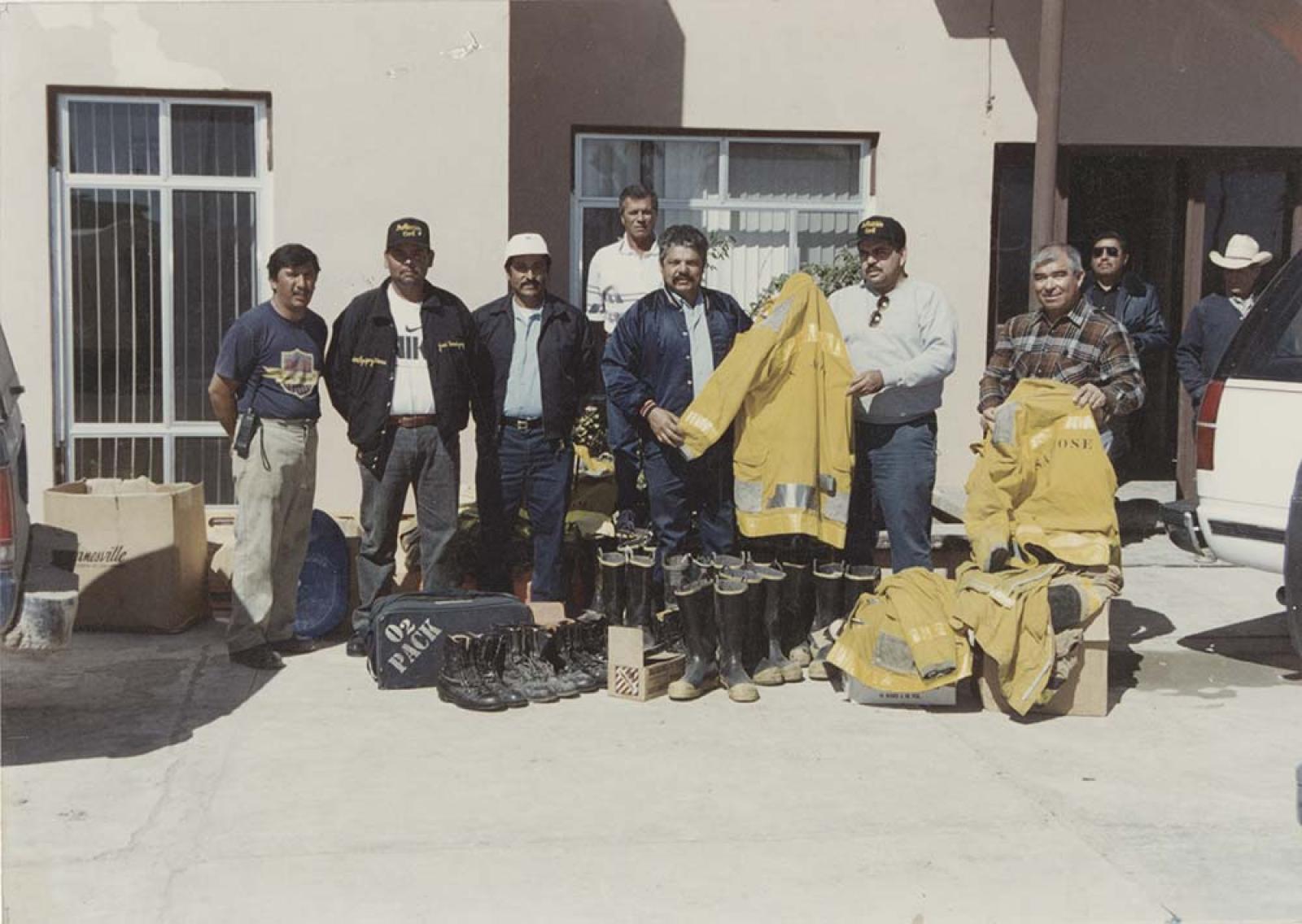 “Entrega de equipo contra incendio, al grupo de protección civil.”