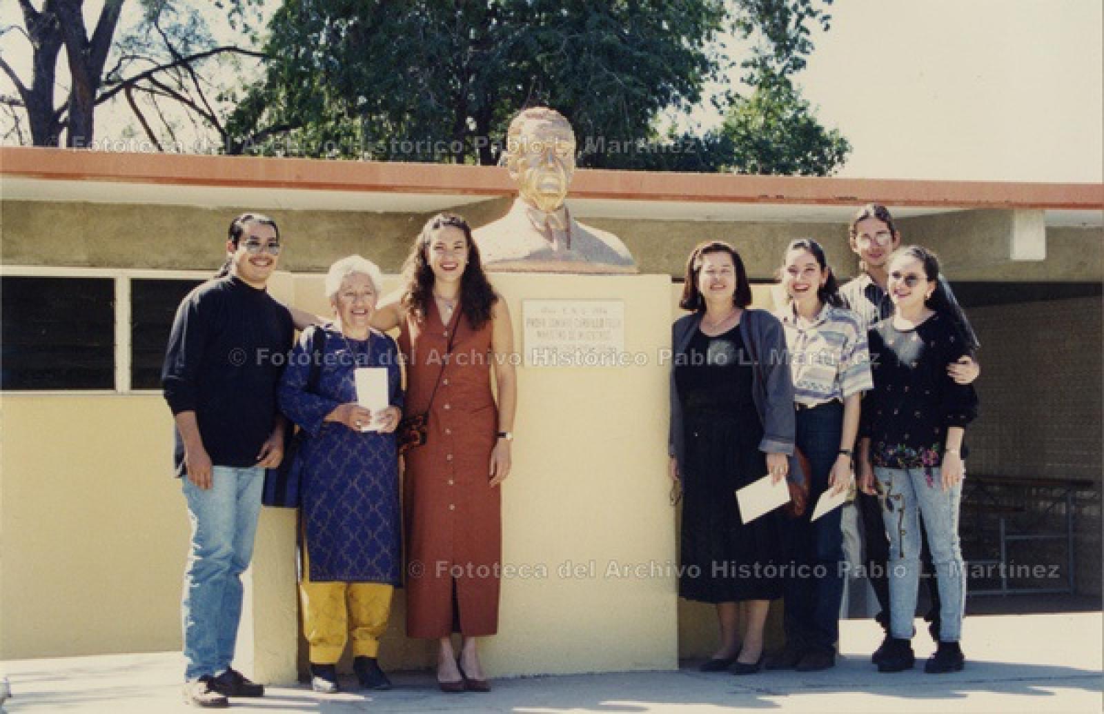 “Entrega de la medalla al Mérito de la Investigación a Martha Micheline Cariño Olvera”, la acompañan Homero Avilés, Martha Olvera, María Adelina Alameda Álvarez, Karina Busto, Erín Castro Liera y Gonzalo Montaño. Retrato de grupo.