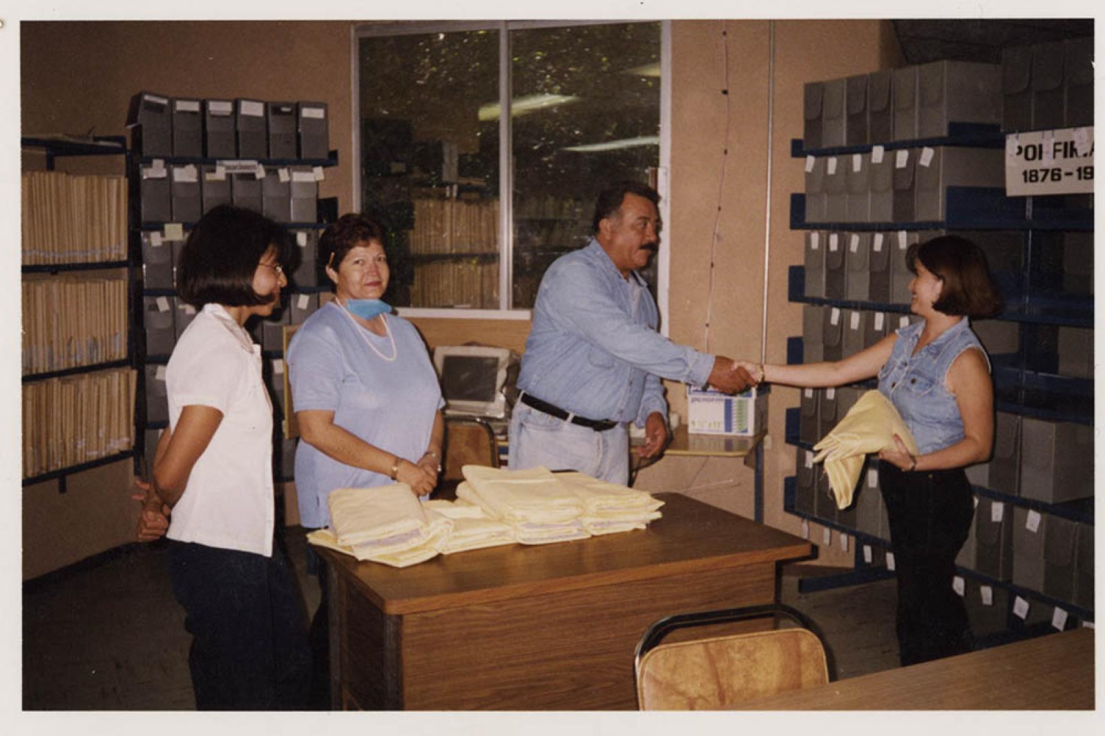 Entrega de material de trabajo para los empleados del Archivo Histórico Pablo L. Martínez.