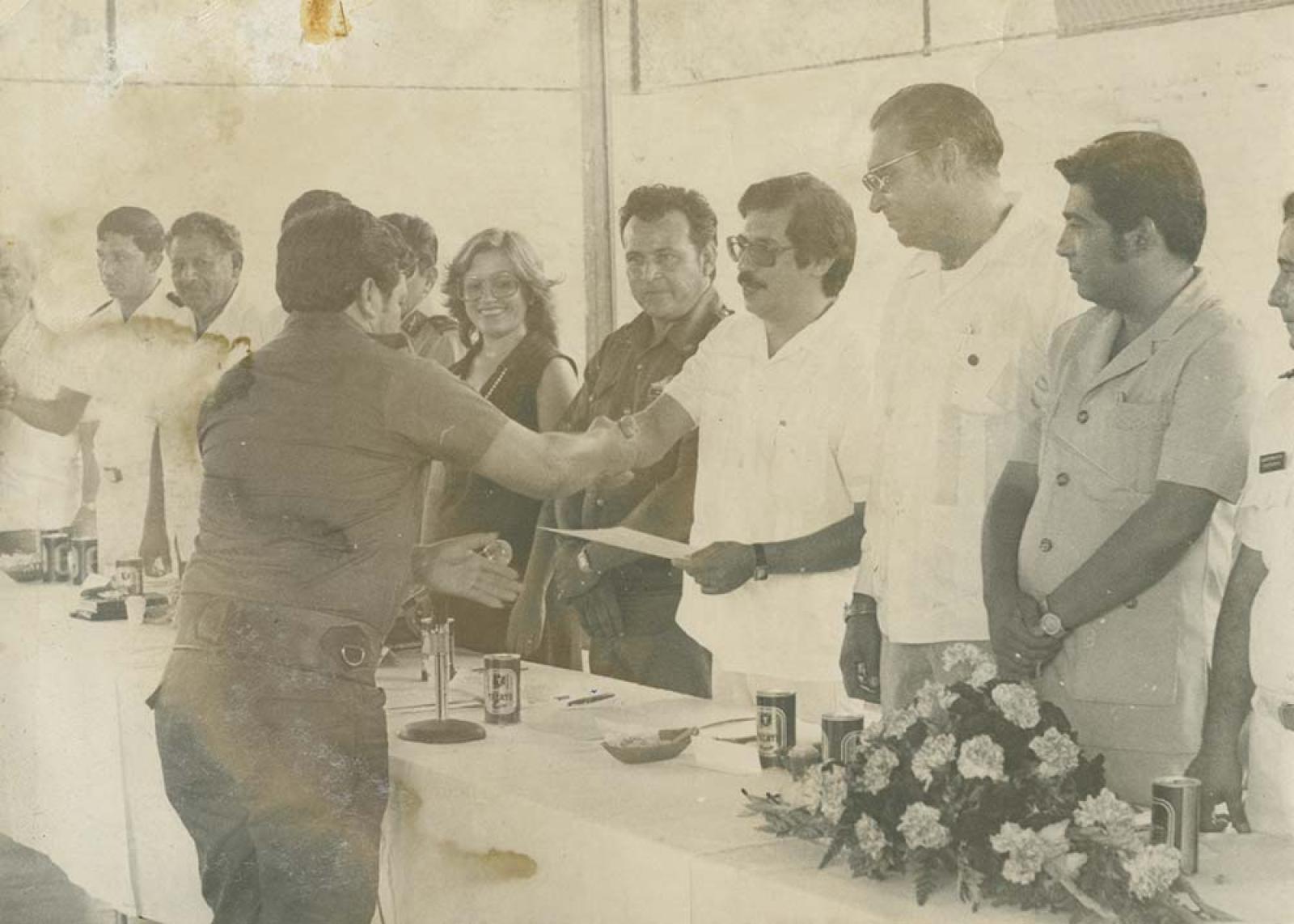 “Entrega de reconocimiento a bombero”.