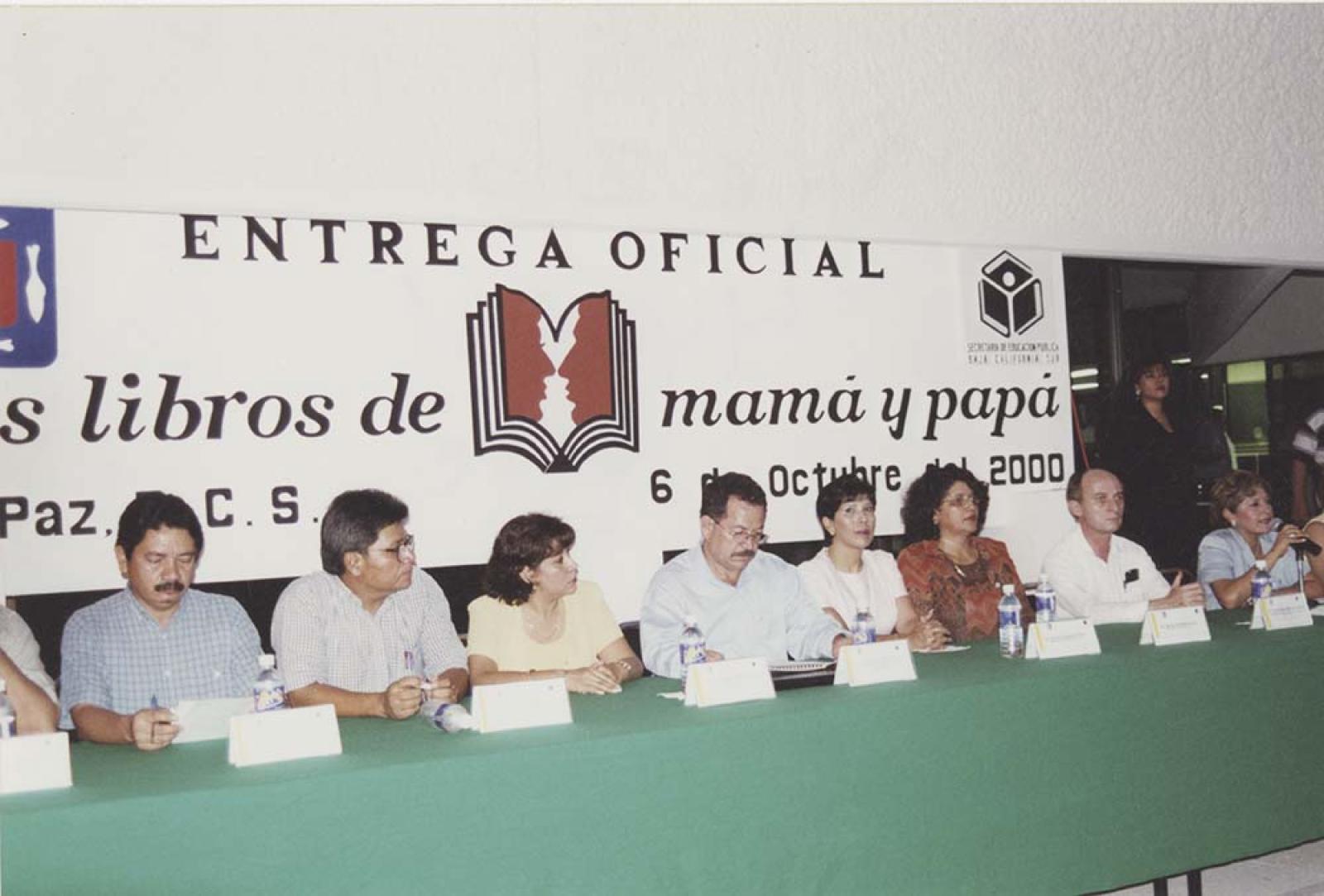 Entrega oficial de Los Libros de Mamá y Papá.