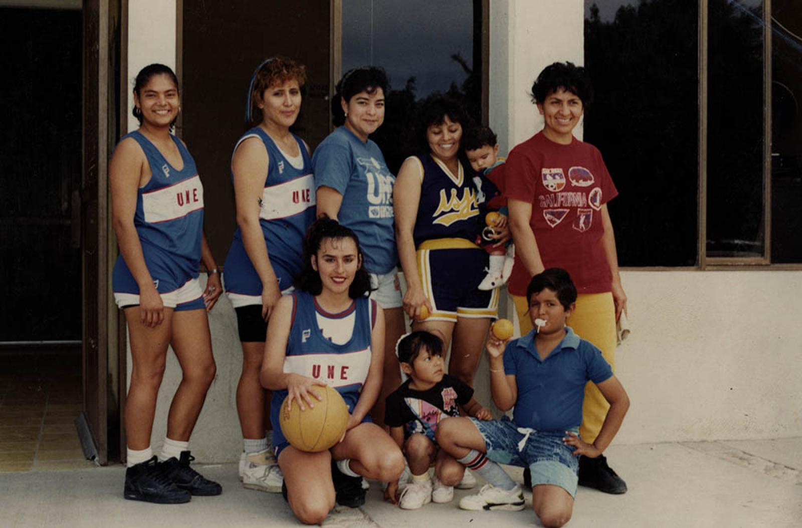 Equipo de básquetbol, retrato de mujeres y niños.