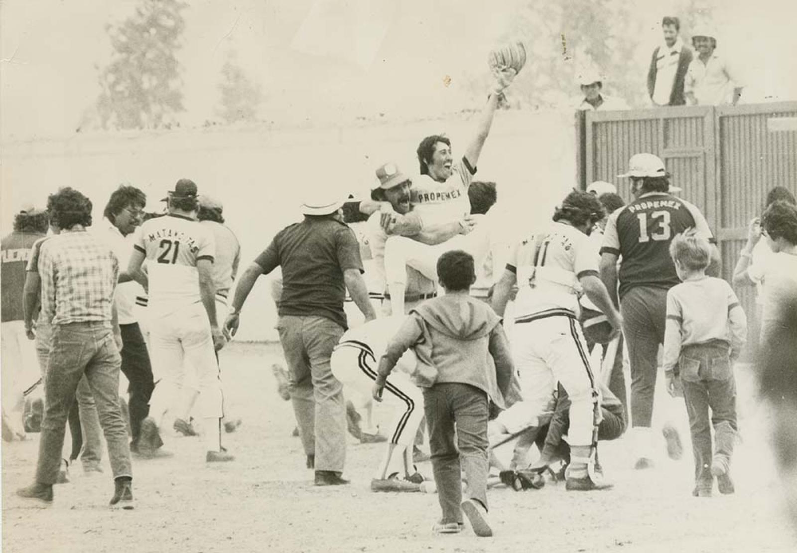 Equipo de béisbol celebra triunfo.