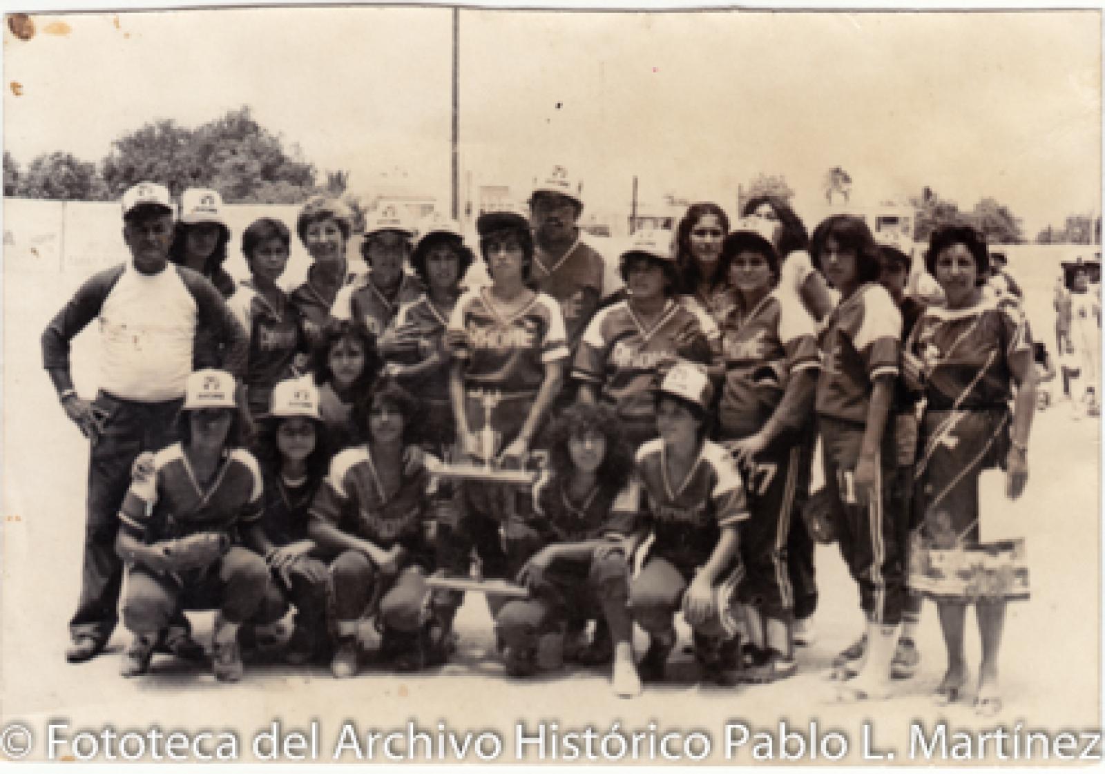 Equipo de béisbol, con trofeos.