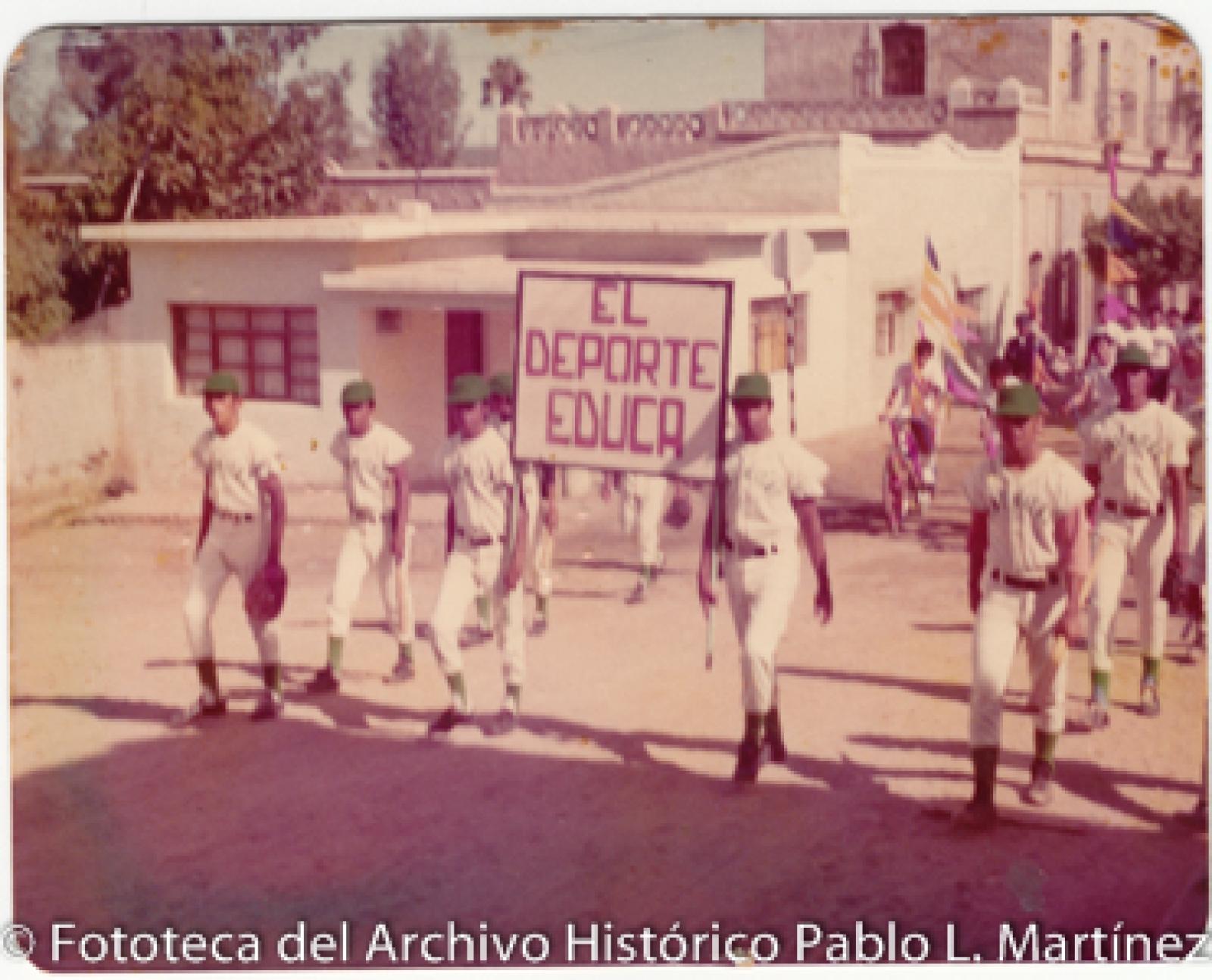 Equipo de beisbol “los cañeritos” en desfile