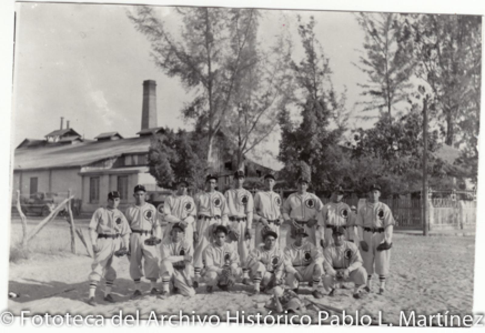 Equipo de béisbol Suela Viosca, retrato de grupo frente a la fábrica de cueros.
