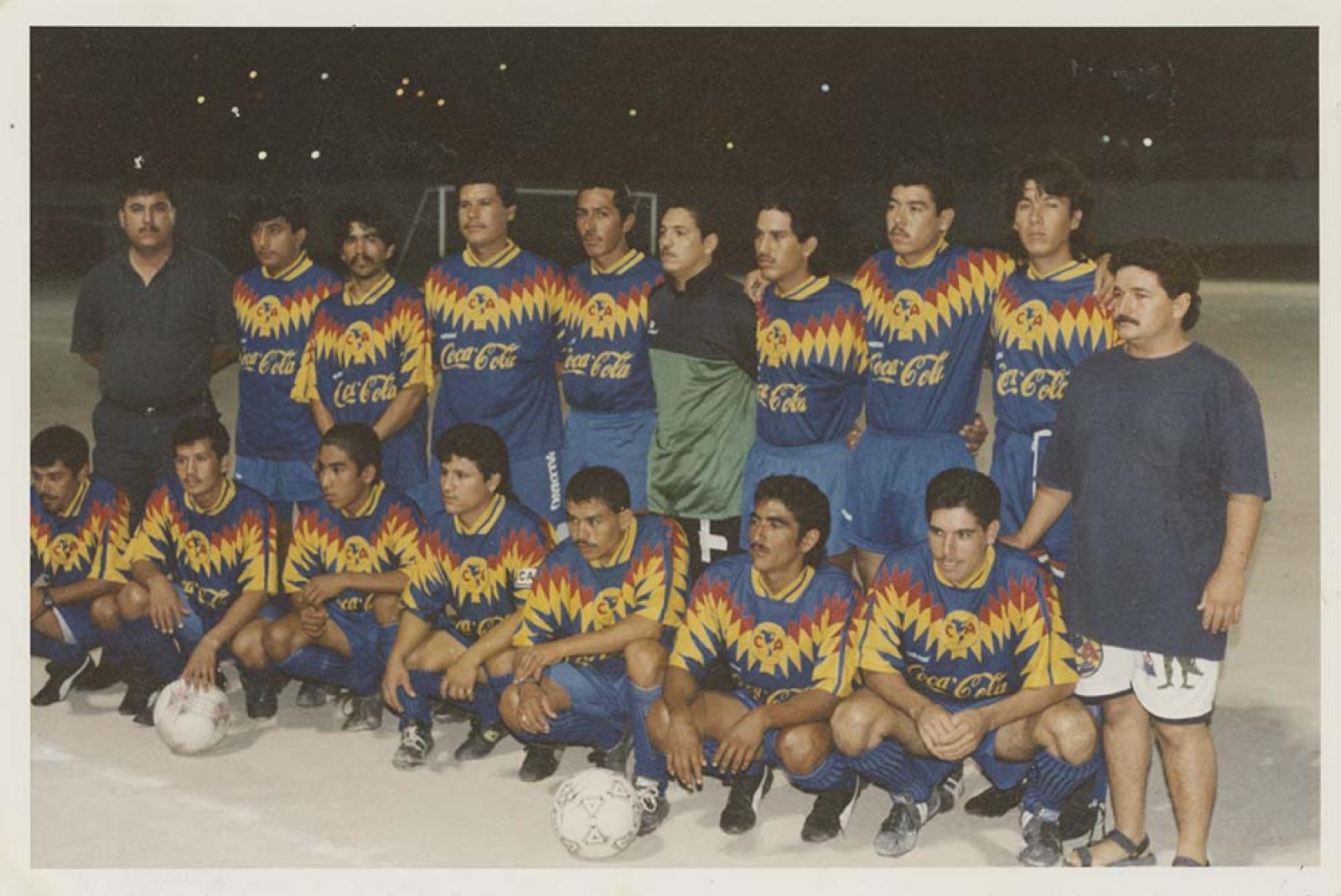 Equipo de fútbol varonil, con el uniforme del Club América.