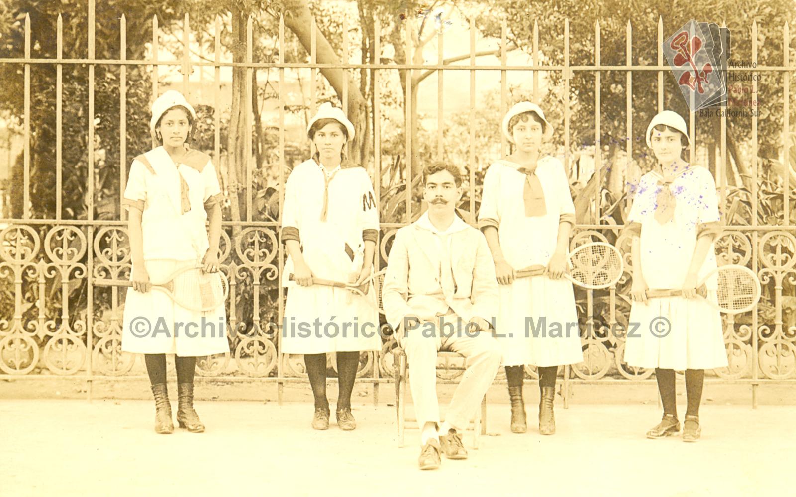 Equipo de tenis en Santa Rosalía, Baja California, retrato de grupo.