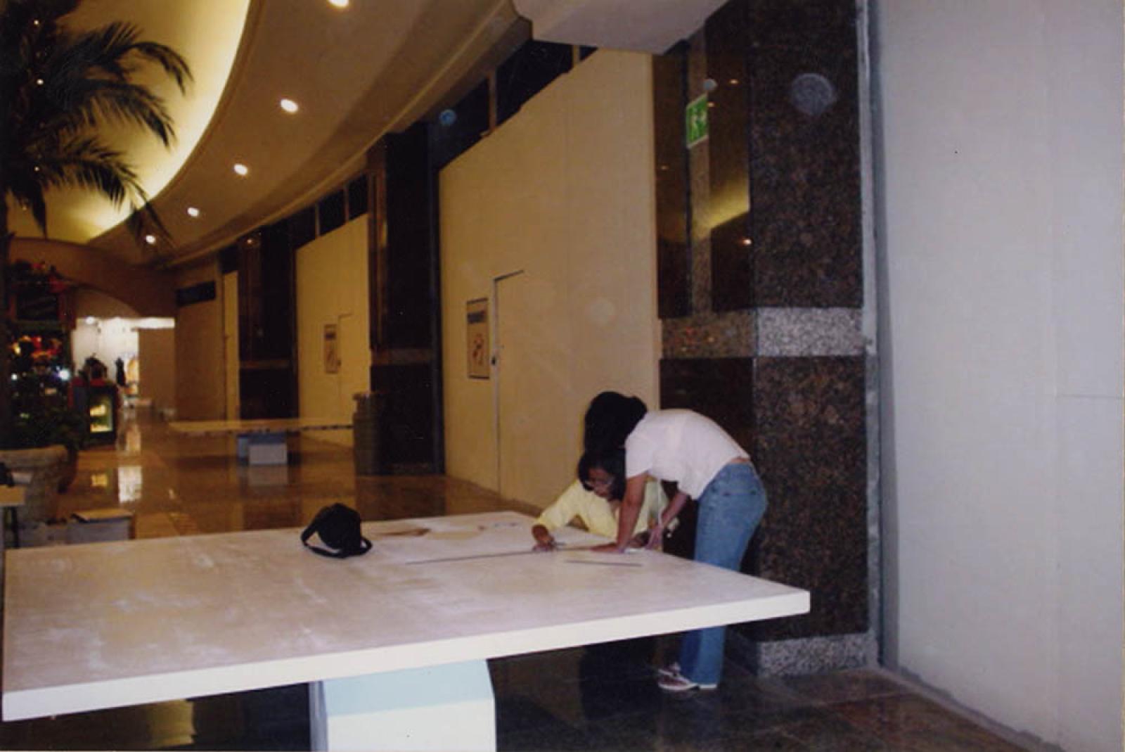 Equipo de trabajo del Archivo Histórico Pablo L. Martínez en montaje de exposición fotográfica.