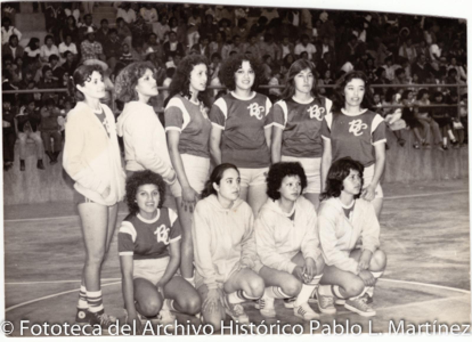 Equipo deportivo femenil, en cancha.