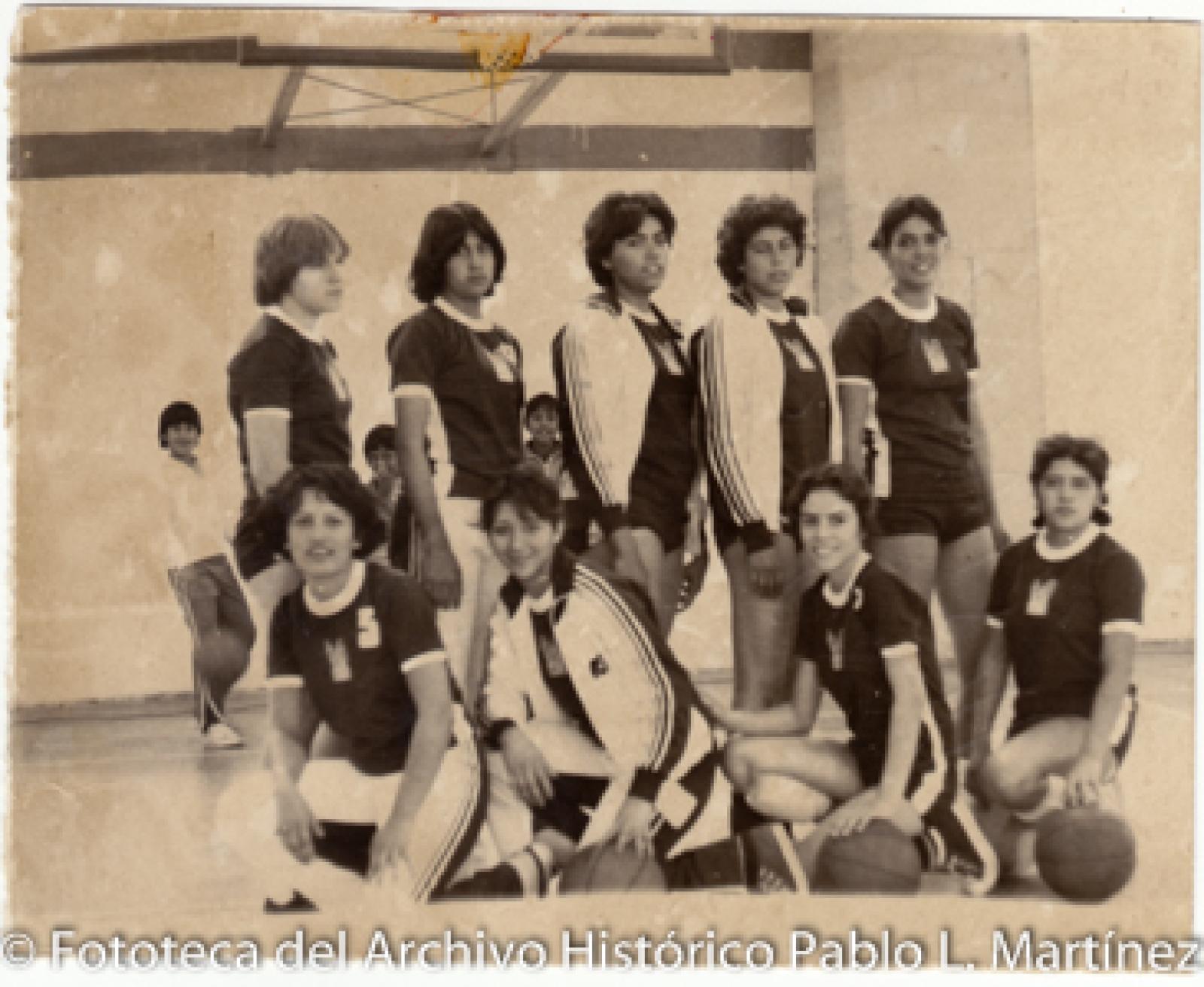 Equipo femenil de basquetbol, retrato.