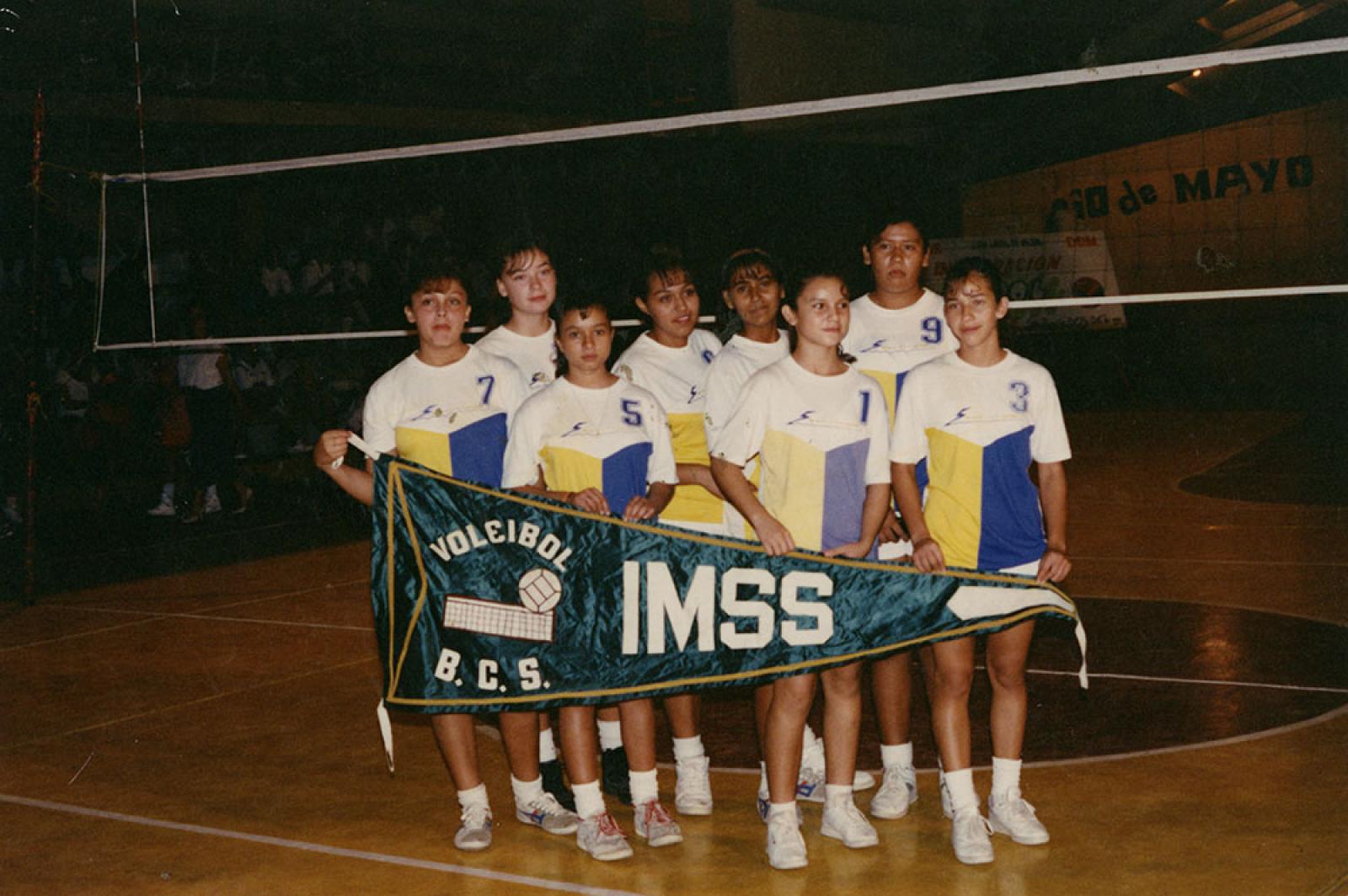 Equipo femenil de vóleibol del Instituto Mexicano del Seguro Social, en cancha.