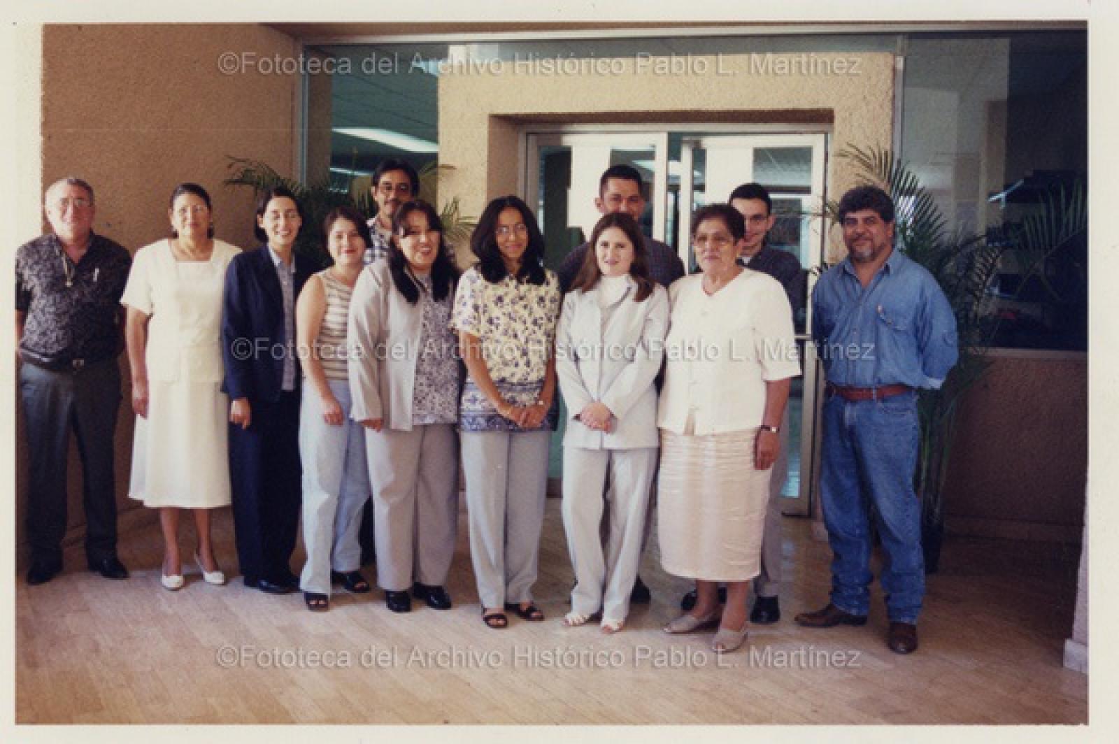 Equipo laboral del Archivo Histórico Pablo L. Martínez, retrato de grupo.