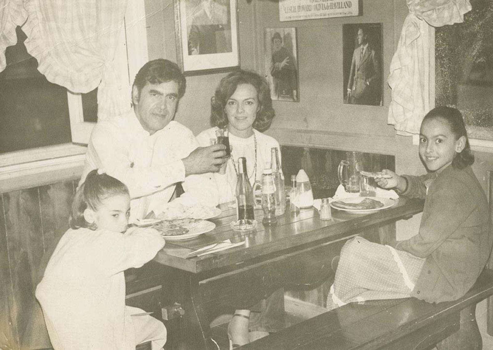 Erick del Castillo y familia, en La Tavola Pizza.