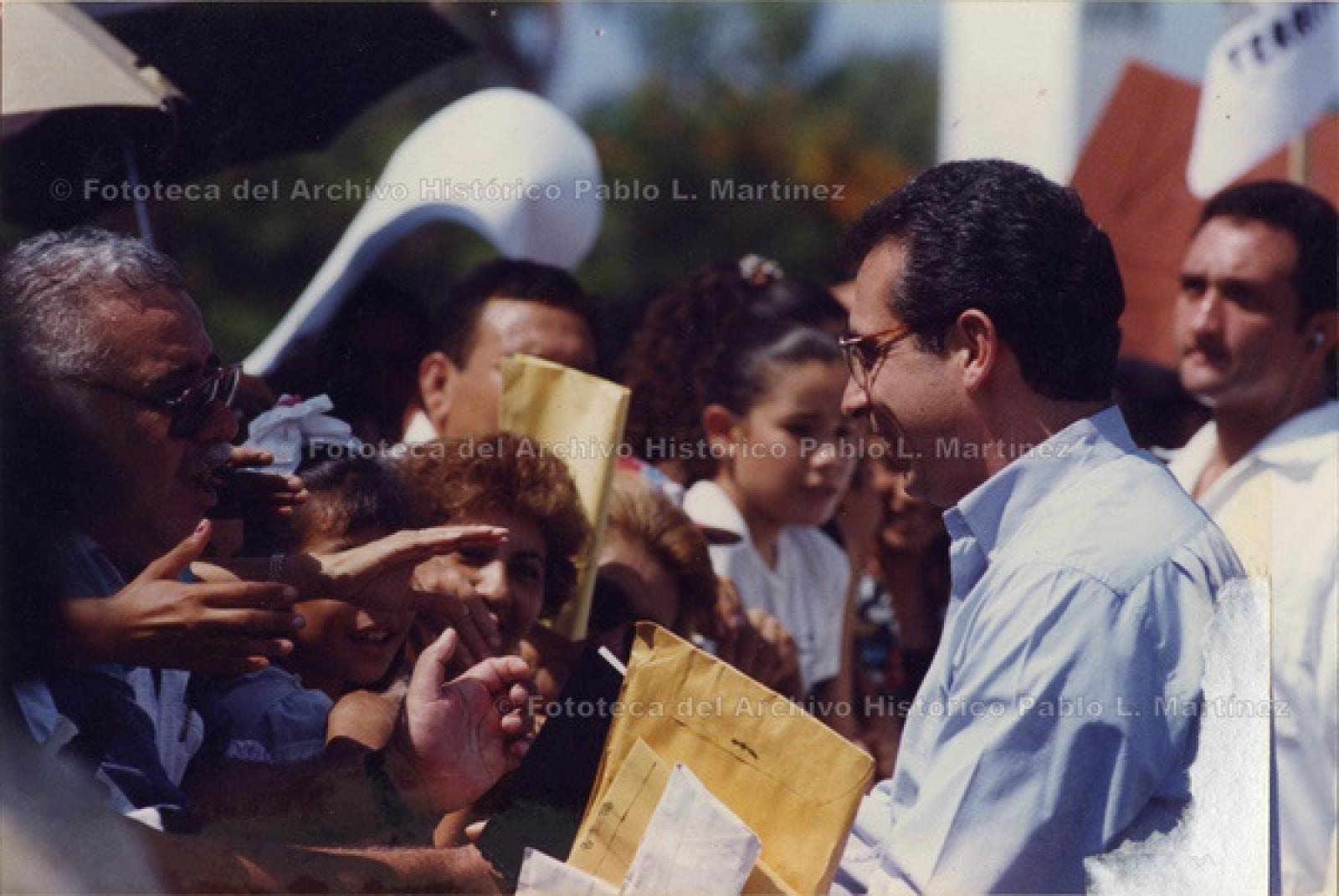 Ernesto Zedillo con simpatizantes.
