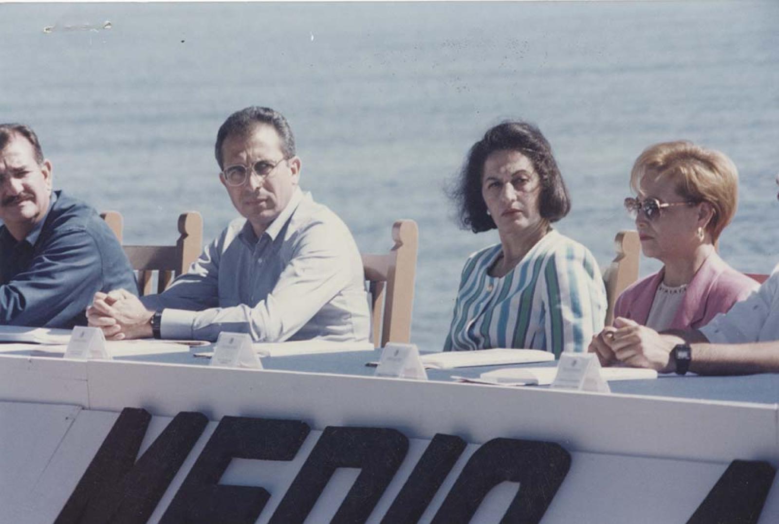 Ernesto Zedillo Ponce de León y Guillermo Mercado Romero acompañados por sus esposas, Nilda Patricia Velasco de Zedillo y Concepción Casas de Mercado en acto público.