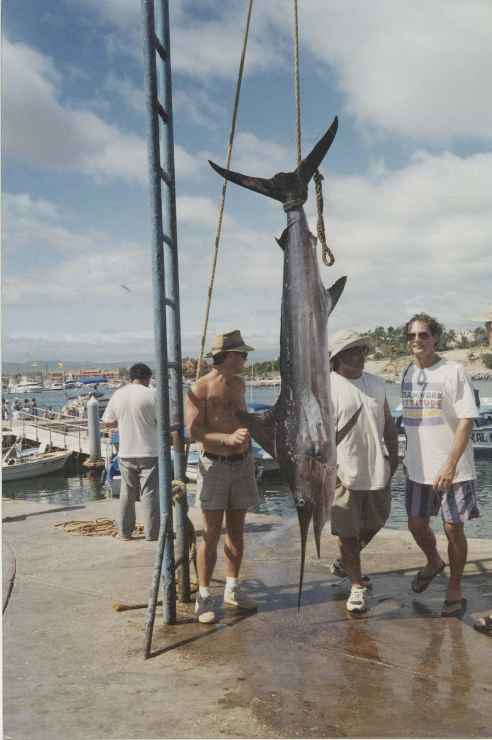 “Escena de pesca deportiva en el muelle”.