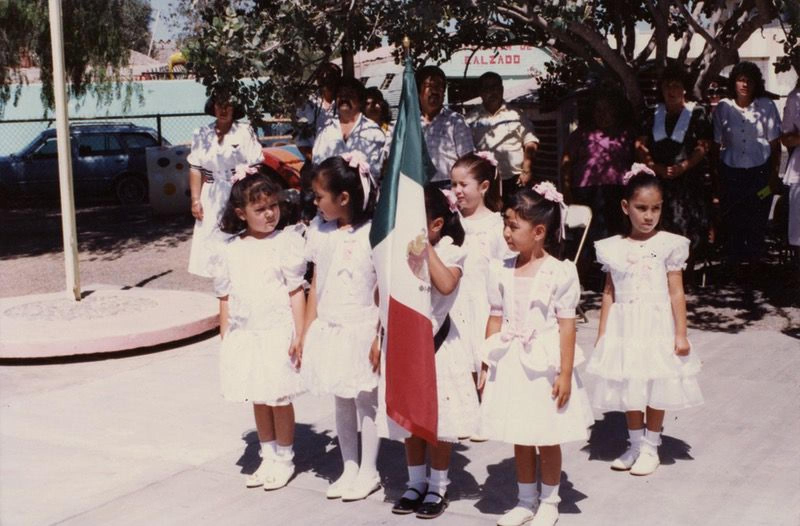 “Escolta” de alumnas de nivel preescolar.