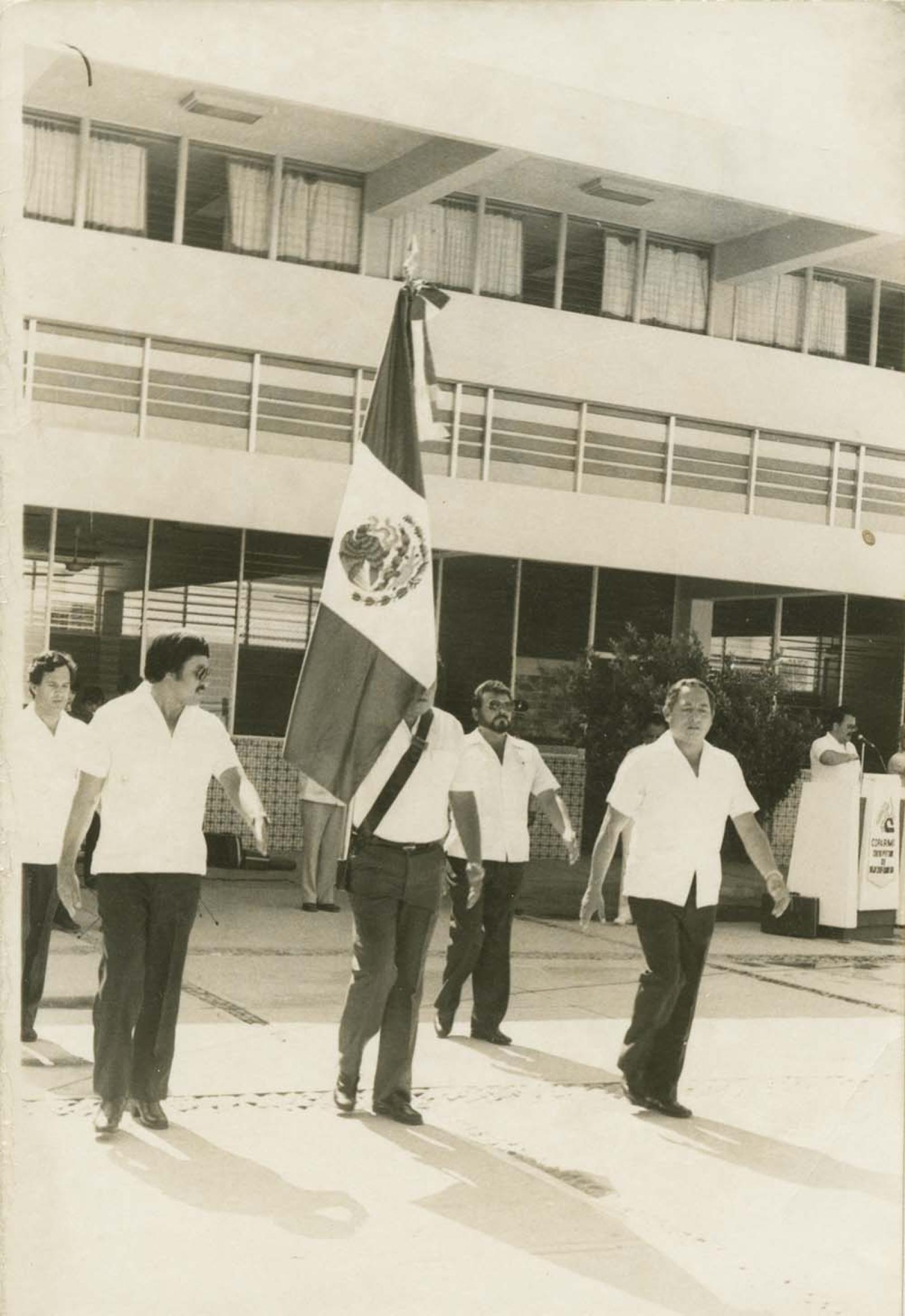Escolta masculina, en ceremonia cívica de COPARMEX.