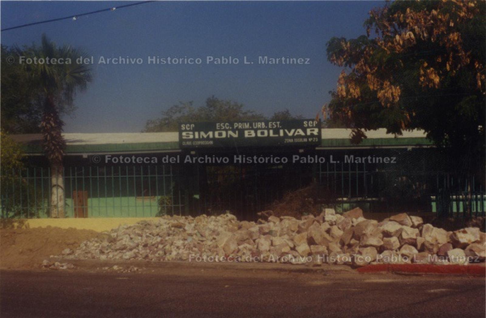 “Escombro en la vía pública”, frente a la escuela Simón Bolívar.