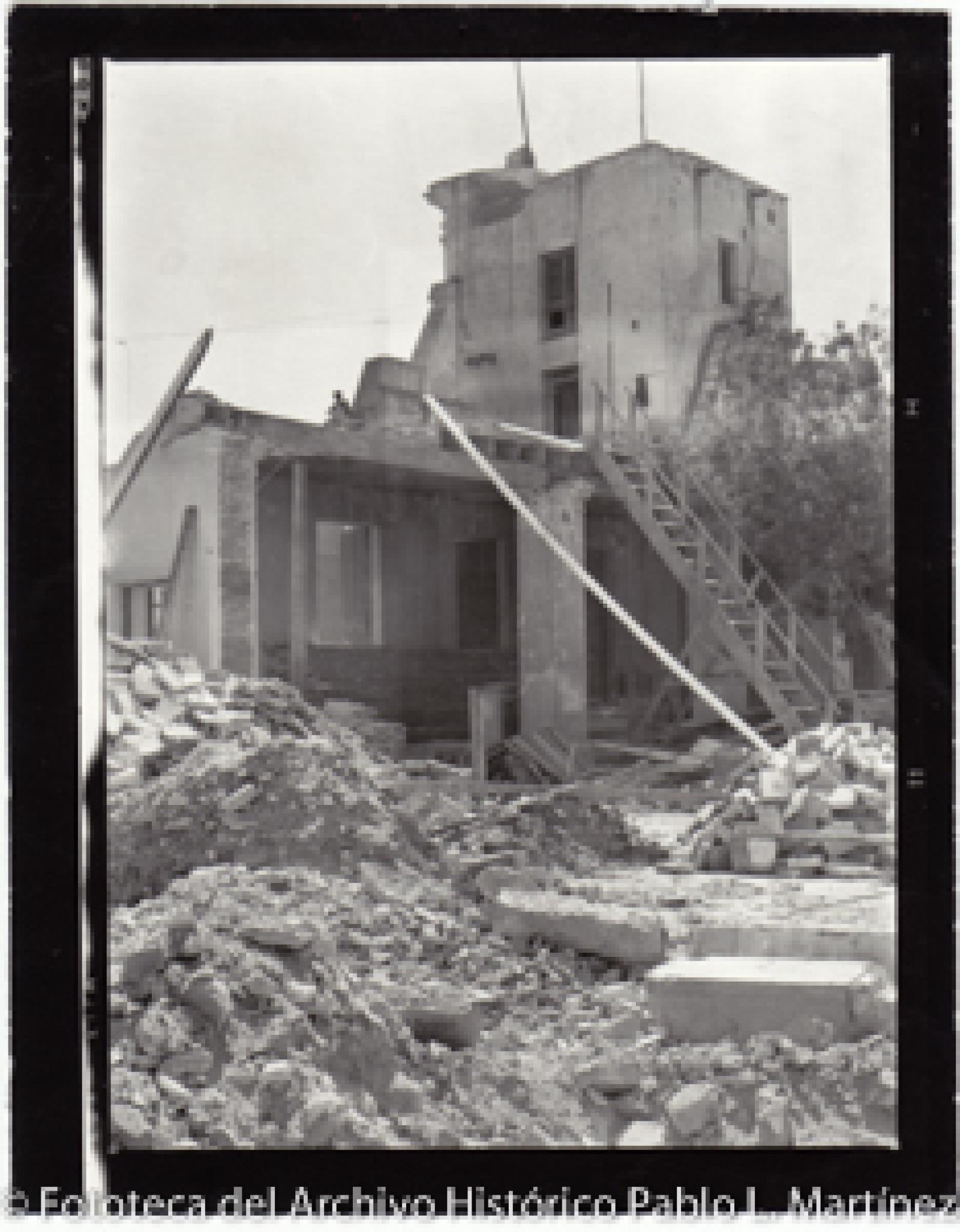 Escombros de la demolición de la antigua Casa de Gobierno.