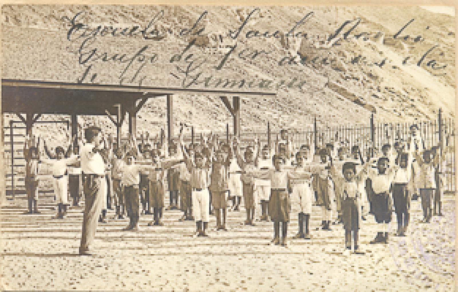 Escuela de Santa Rosalía. Grupo de primer año en clase de gimnasia.