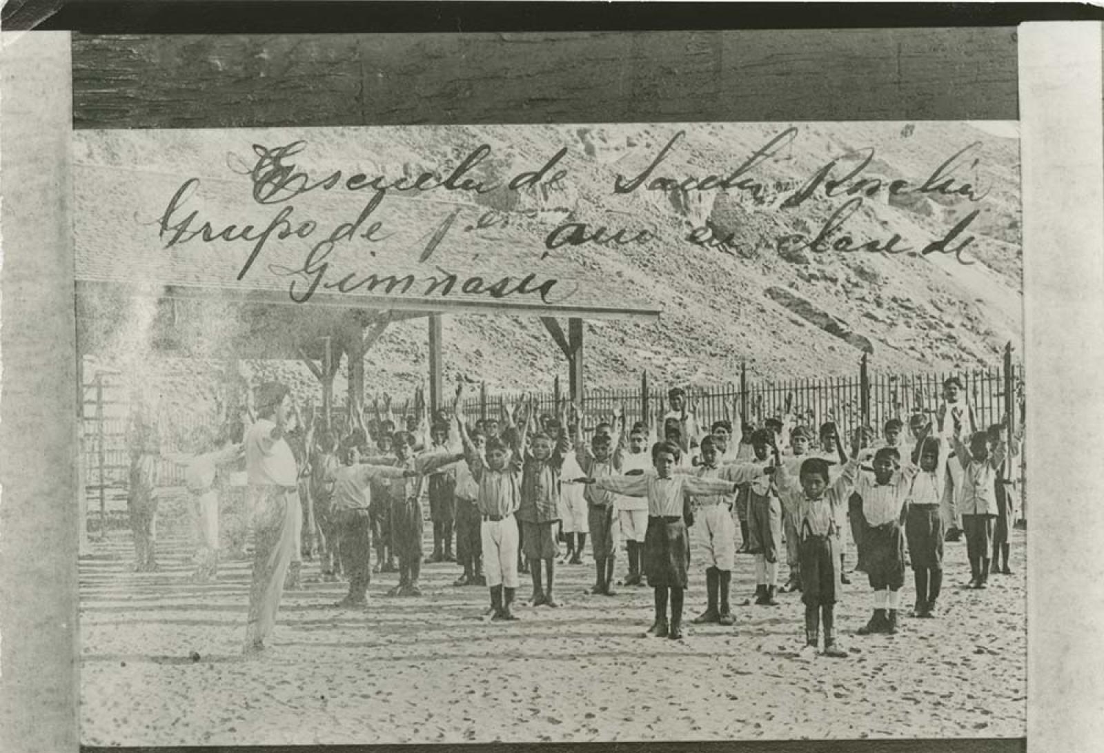 Escuela de Santa Rosalía, niños en clases de gimnasia.