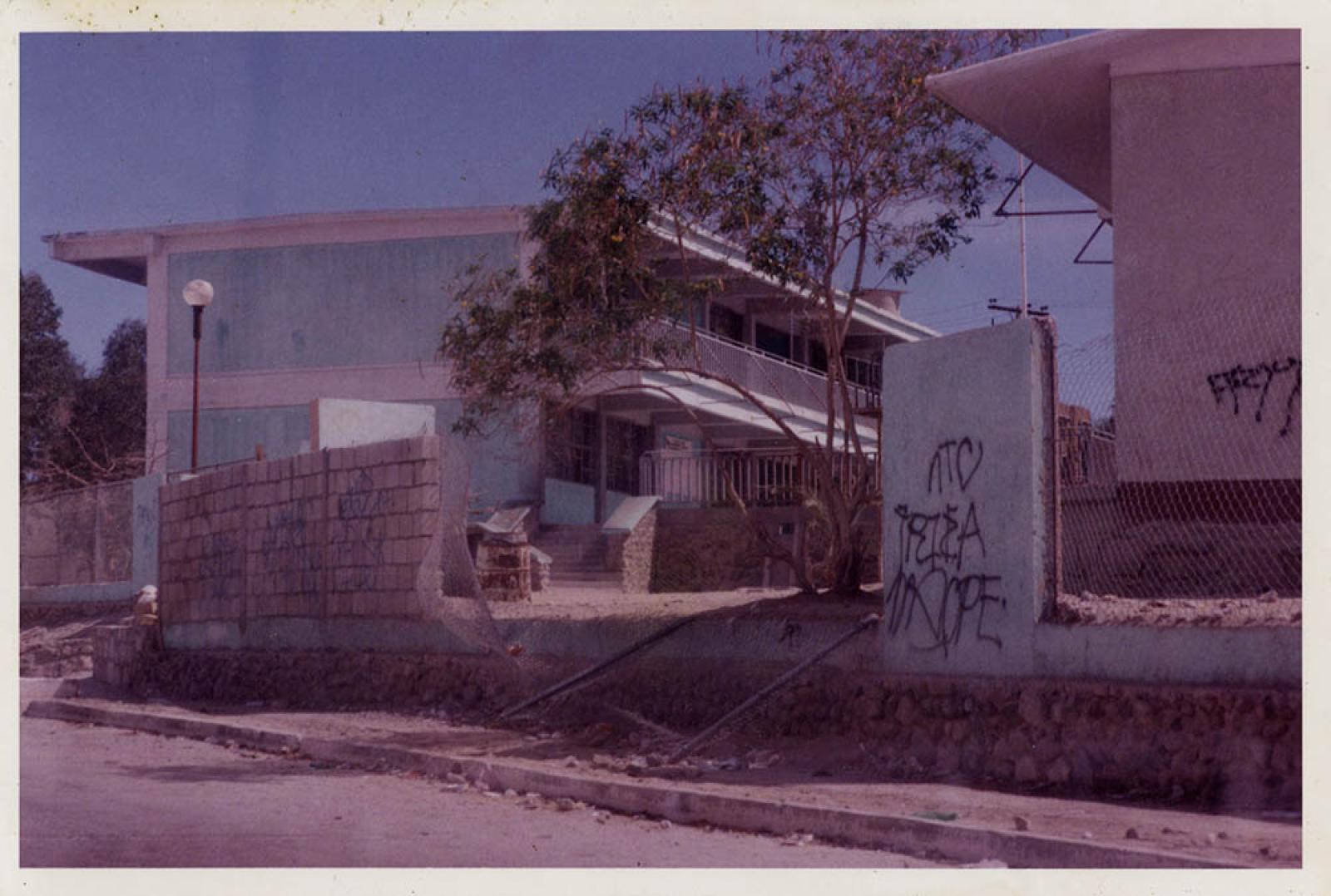 Escuela rayadas por los vándalos.