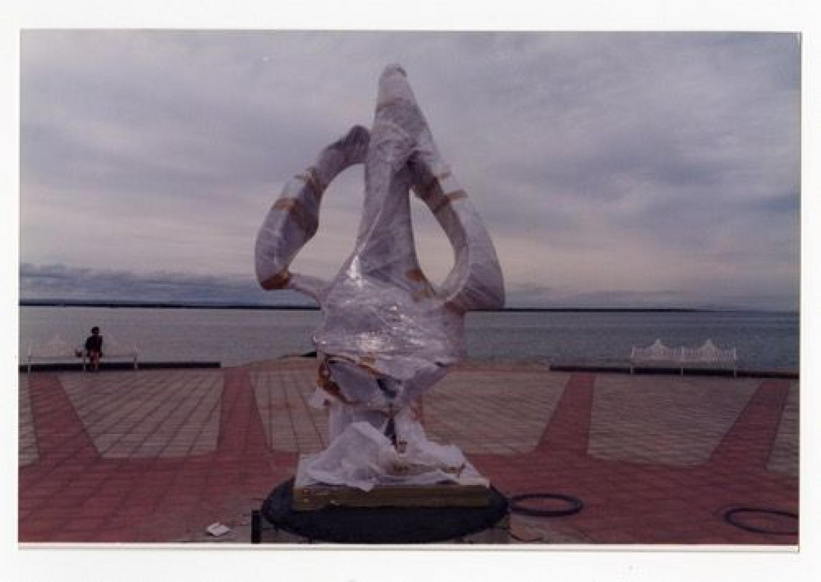 Escultura La reina de los mares, envuelta aún.