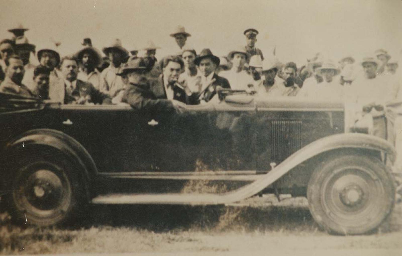 Espectadores aprecian automóvil Ford modelo “A”.