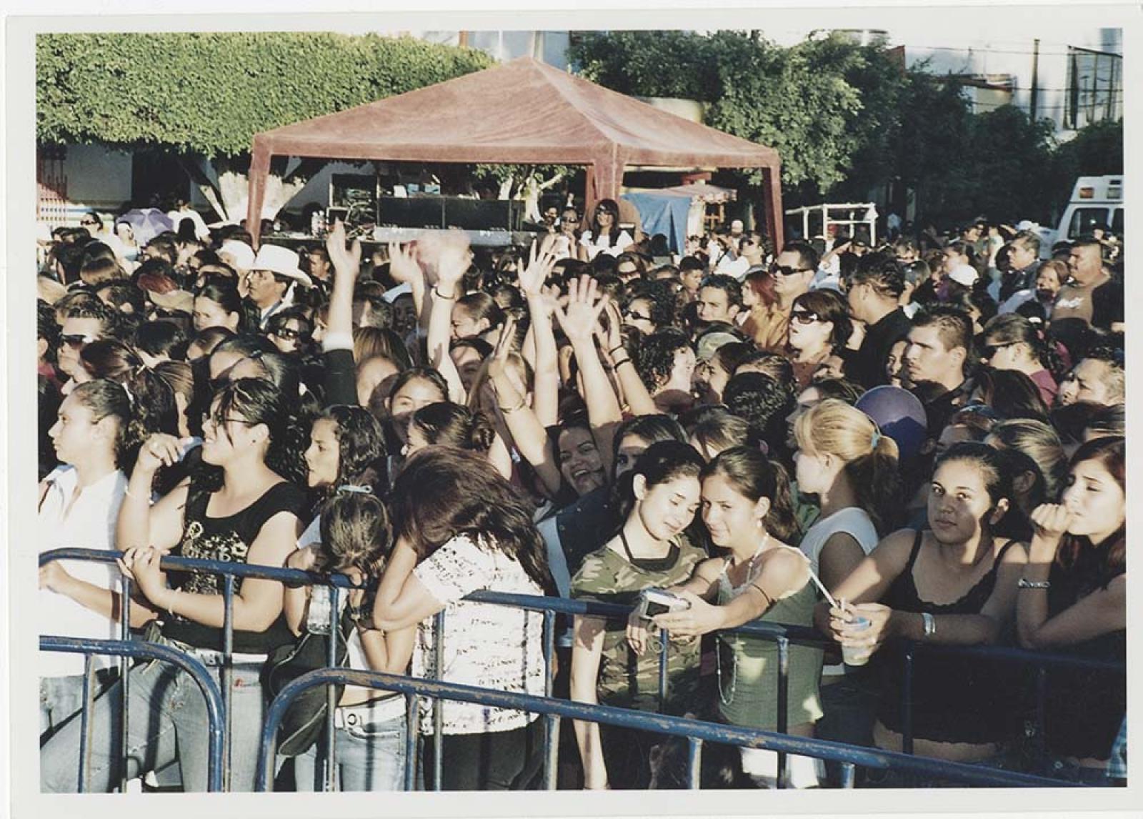 Espectadores, en calle Álvaro Obregón.