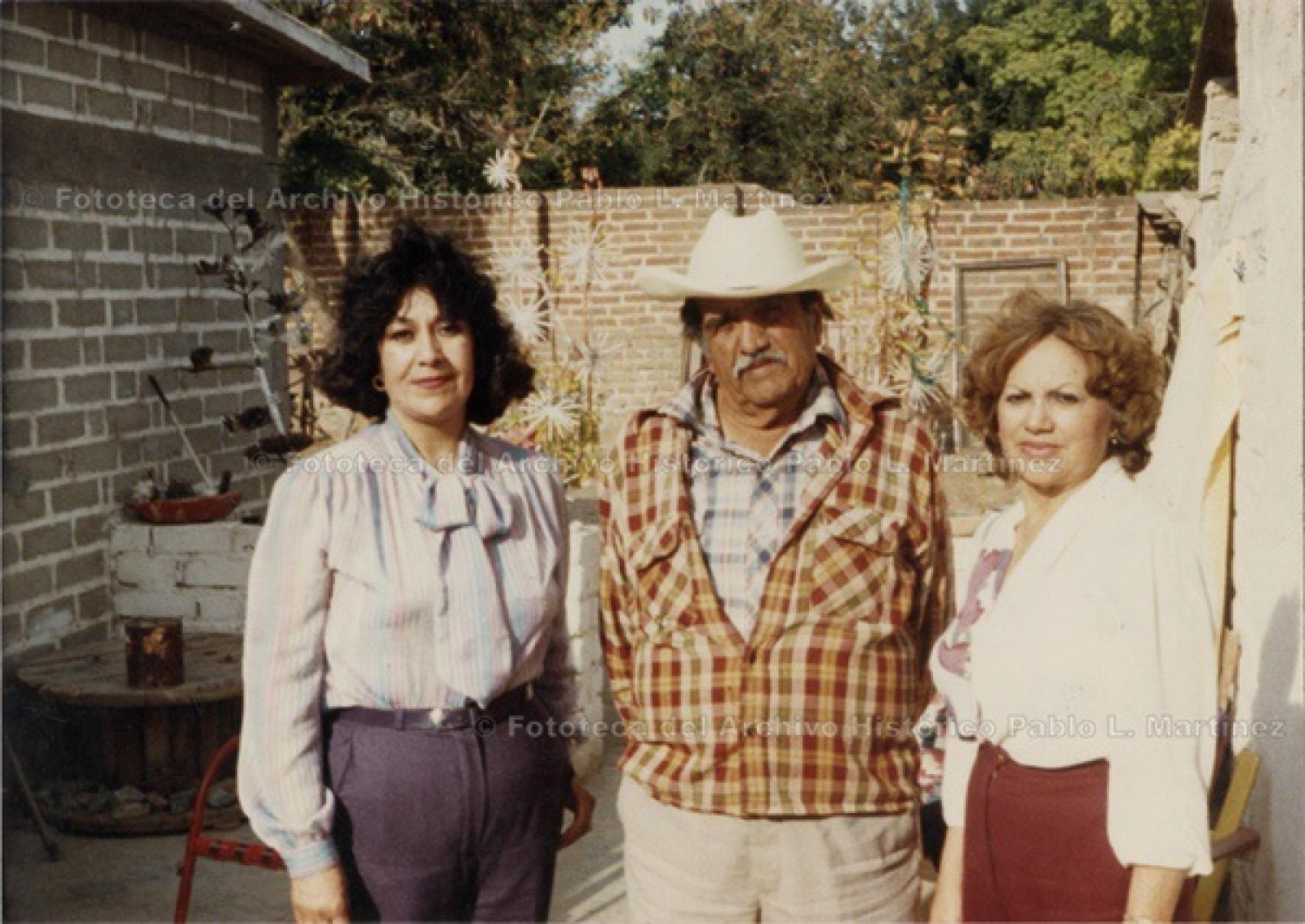“Esperanza de Quiroz, Primo Domínguez y Elena Albáñez”.