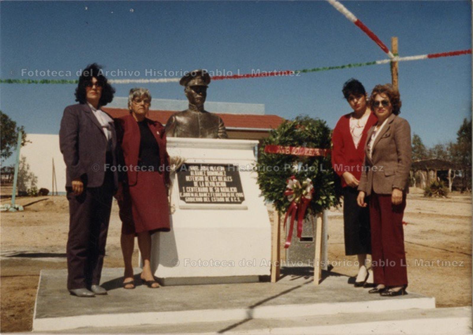 Esperanza Quiroz y acompañantes en la conmemoración del centenario del natalicio del general José Melitón Albáñez Domínguez. Ejido Melitón Albánez, La Paz, Baja California Sur.