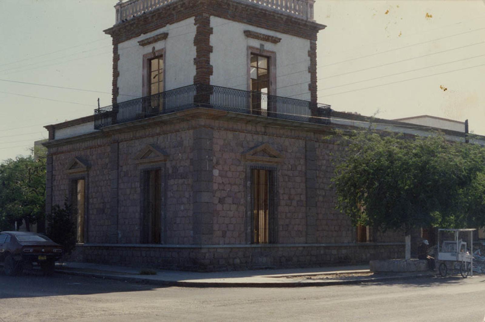 Esquina del edificio de la biblioteca Justo Sierra.