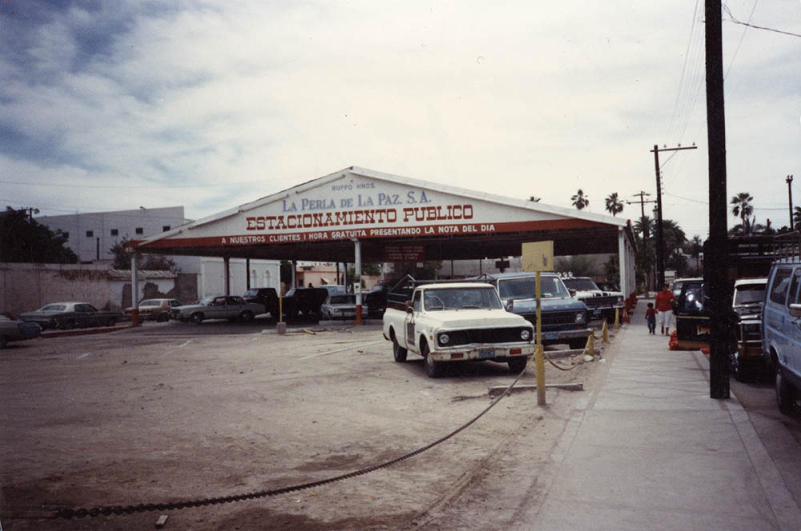 Estacionamiento de tienda comercial La Perla de La Paz.