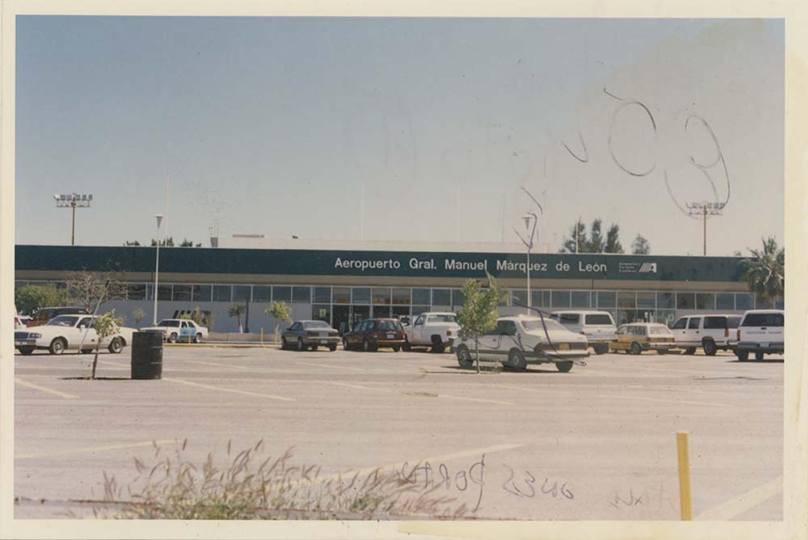 Estacionamiento del aeropuerto.