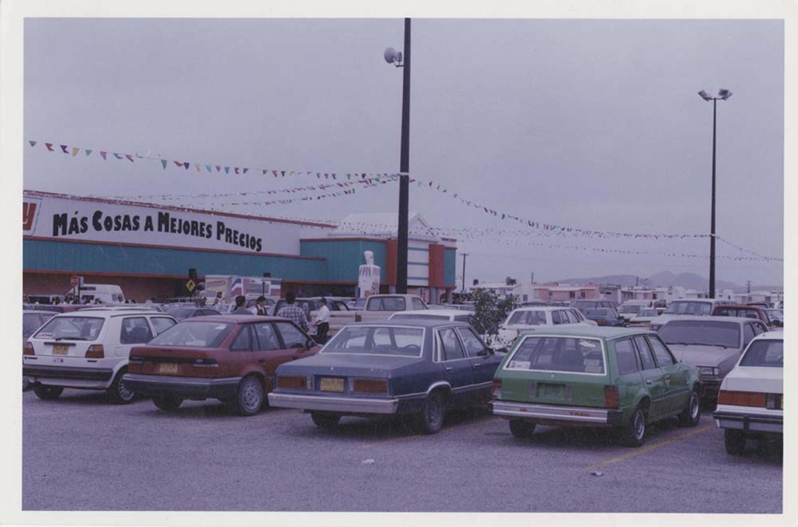 Estacionamiento del centro comercial Casa Ley, colonia Puesta del Sol en La Paz, Baja California Sur.