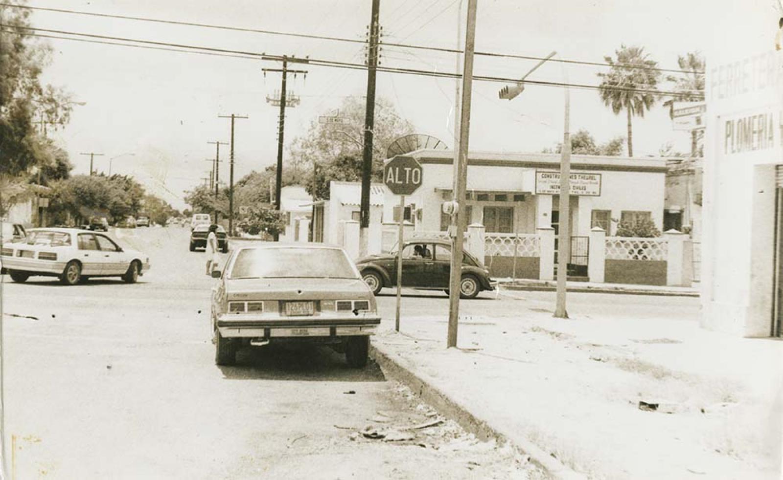 “Estacionar carros”, en lugar prohibido.