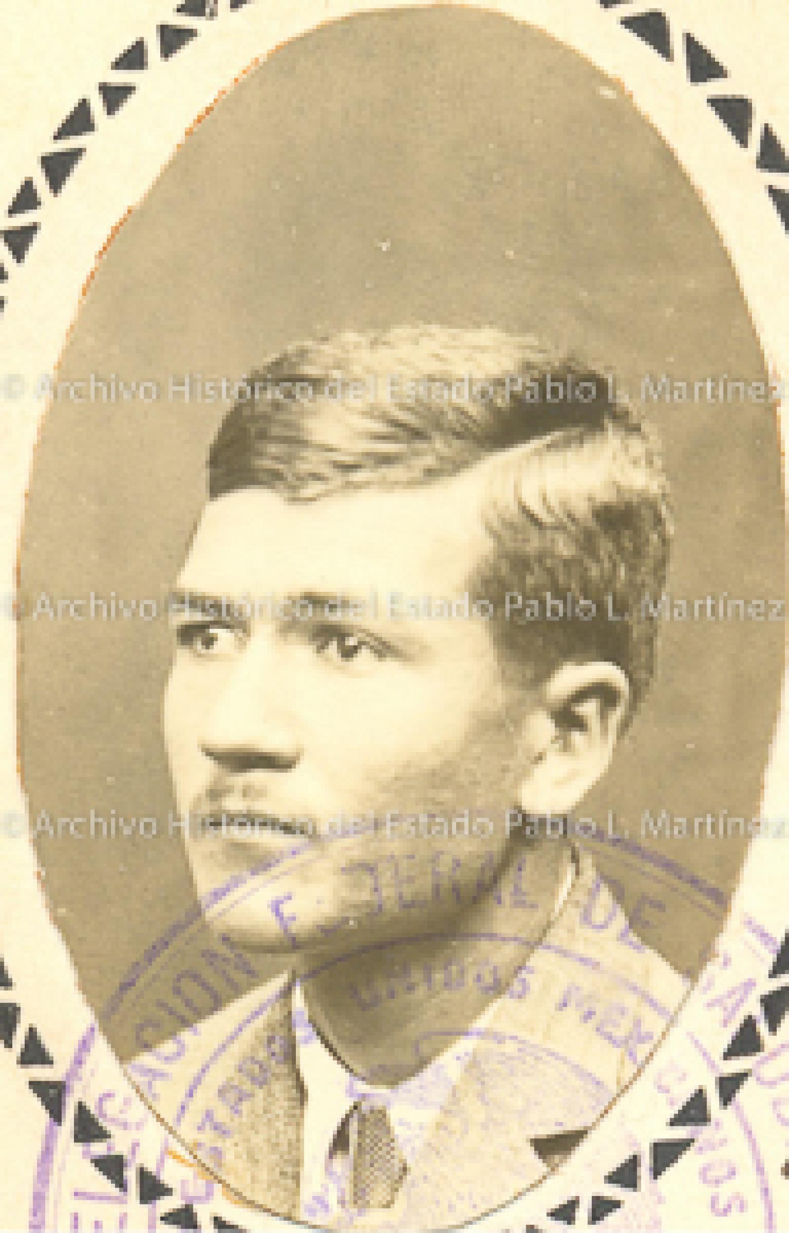 Esteban Talamantes de perfil.