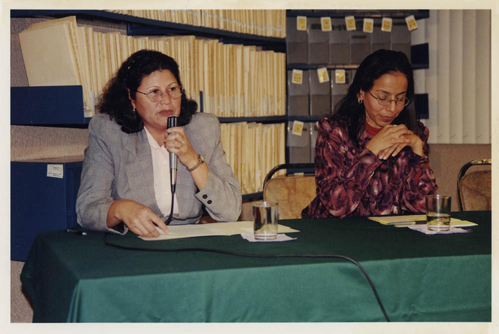 Estela Moyrón e Hilda Silva en conferencia, Archivo Histórico Pablo L. Martínez.