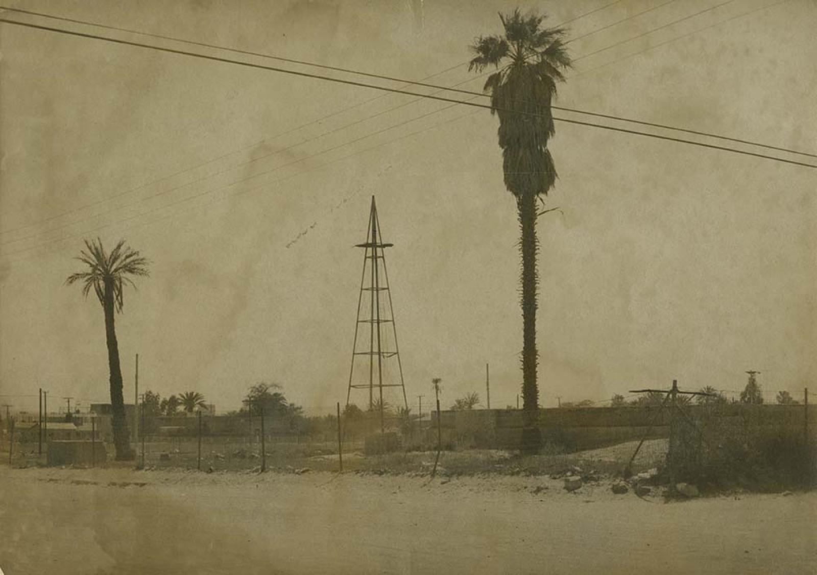 Estructura de molino de viento, en terreno baldío.