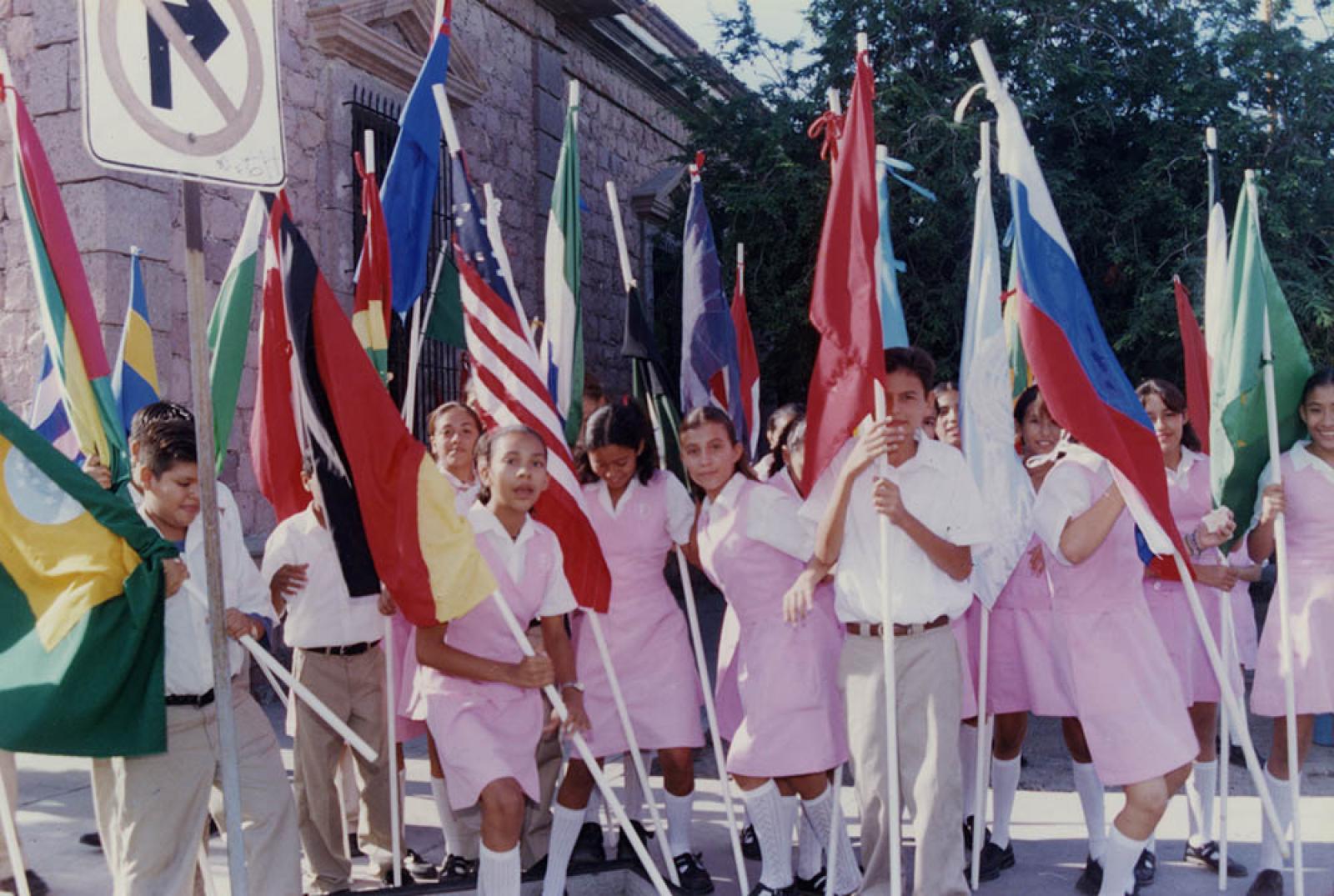 Estudiantes de secundaria con banderas de países.