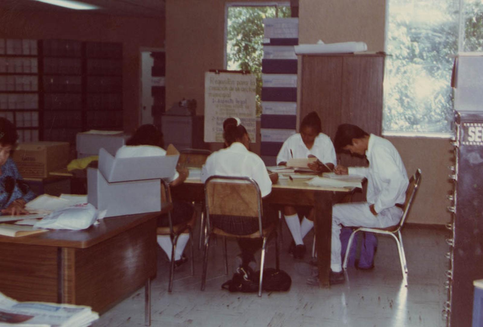 Estudiantes indagan en documentos, Archivo Histórico Pablo L. Martínez.