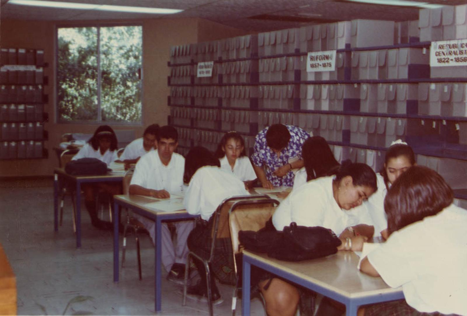 Estudiantes investigan en documentos que resguarda el Archivo Histórico Pablo L. Martínez.