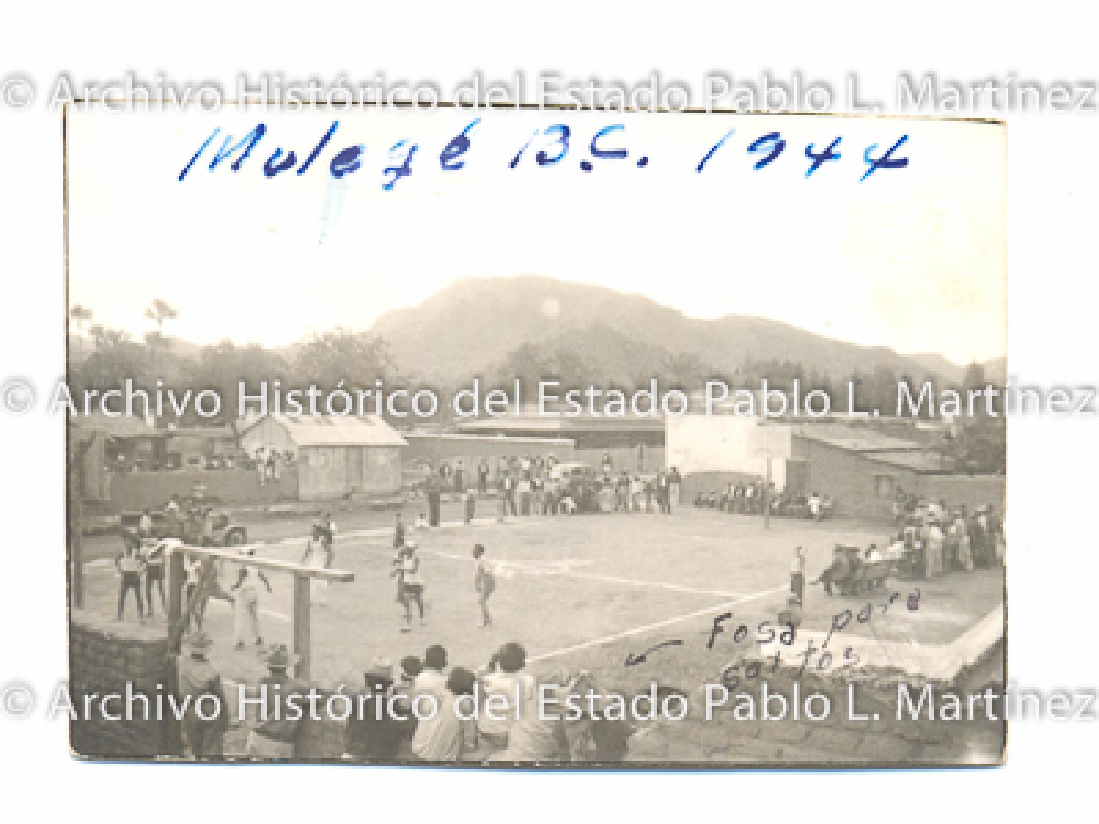 Evento deportivo con hombres al rededor.