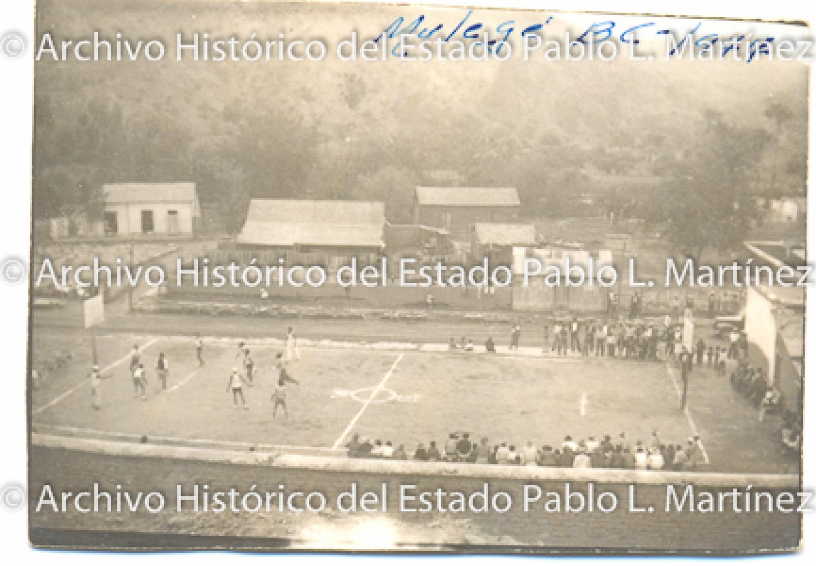 Evento deportivo con hombres en gradas.