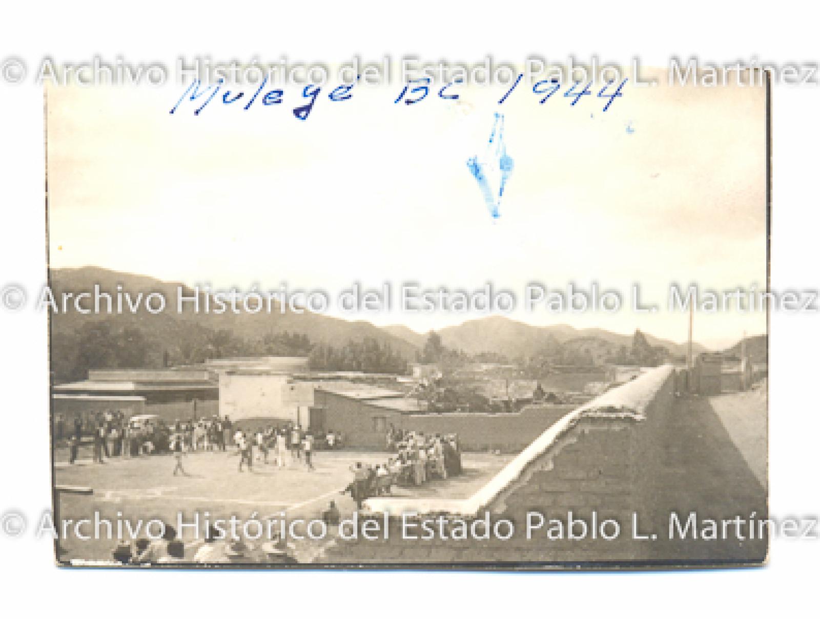 Evento deportivo con hombres que observan.